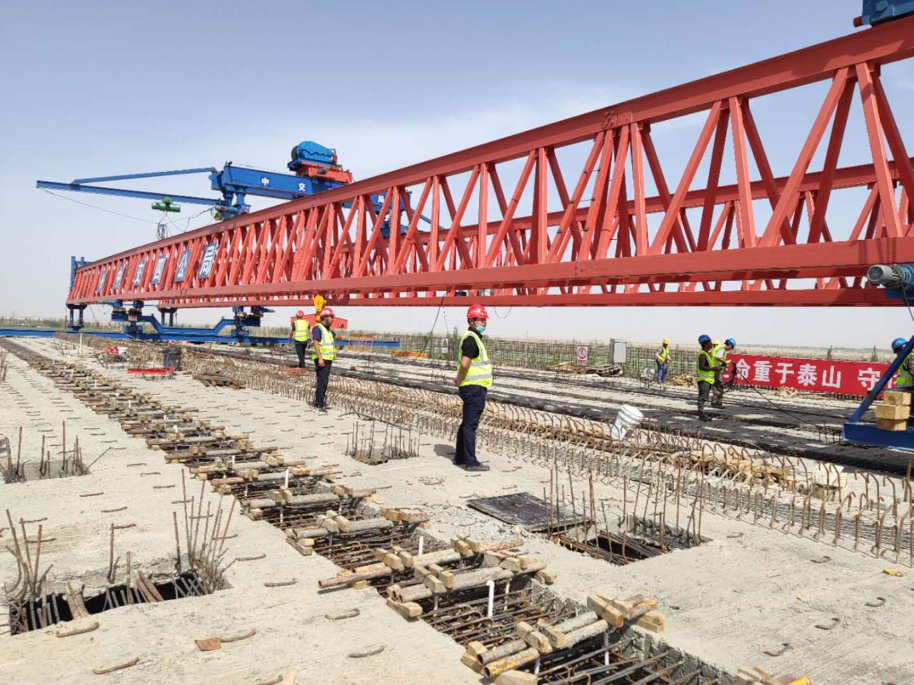 致敬公路橋梁建設者——支點吊裝